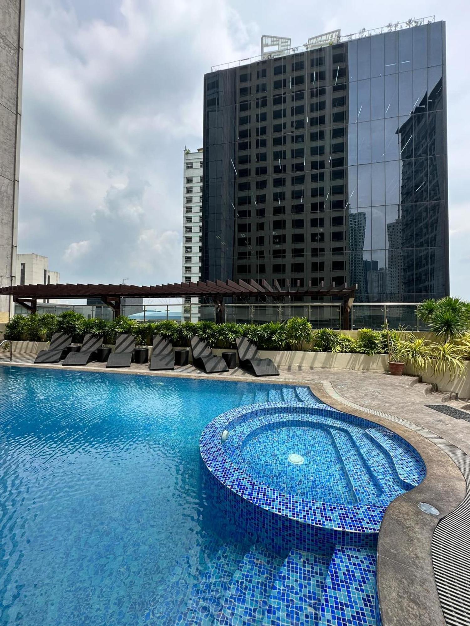 One Bedroom With Balcony By Christine Suites Ph In Greenbelt Radisson Makati City Esterno foto