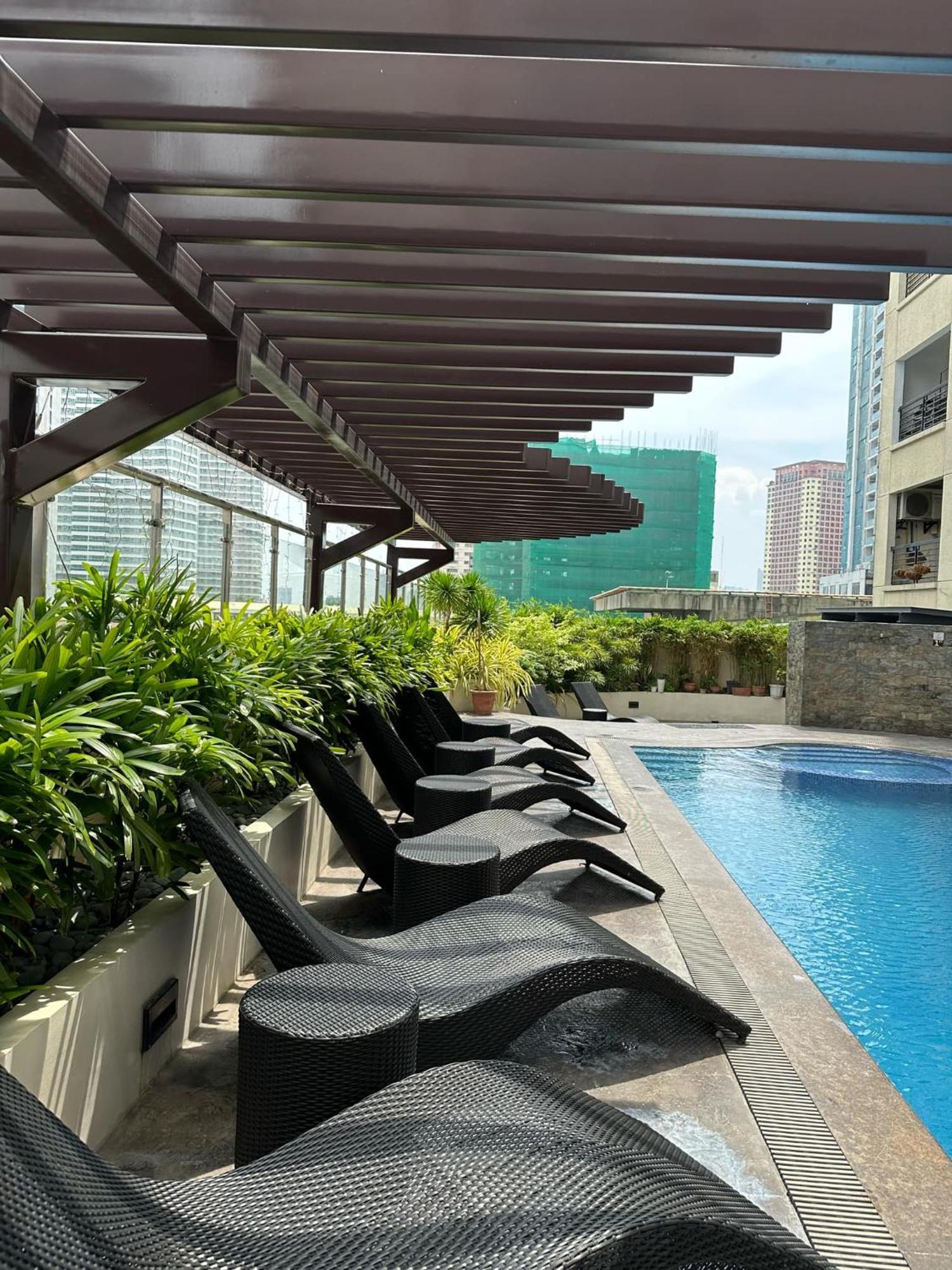 One Bedroom With Balcony By Christine Suites Ph In Greenbelt Radisson Makati City Esterno foto
