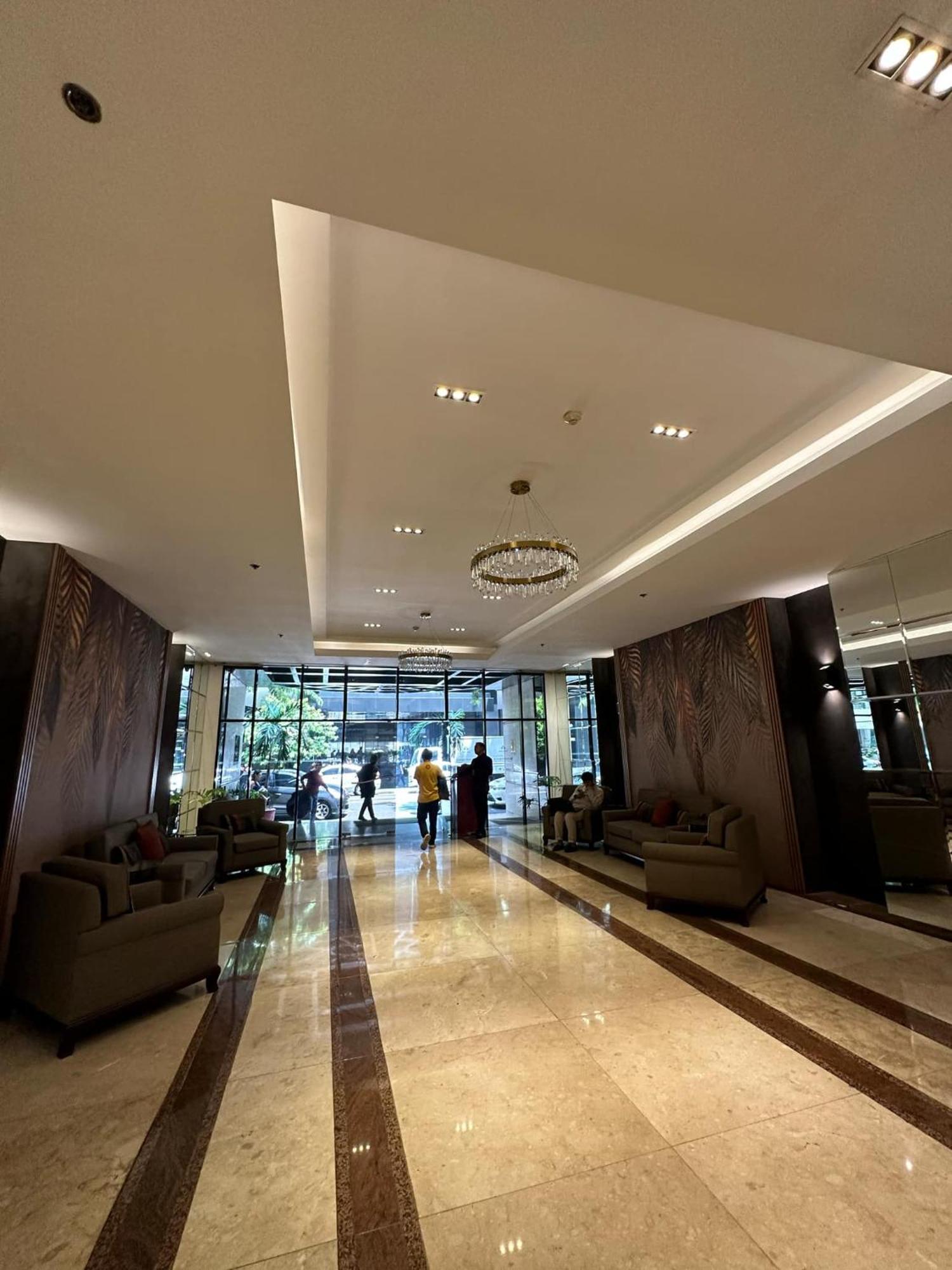 One Bedroom With Balcony By Christine Suites Ph In Greenbelt Radisson Makati City Esterno foto