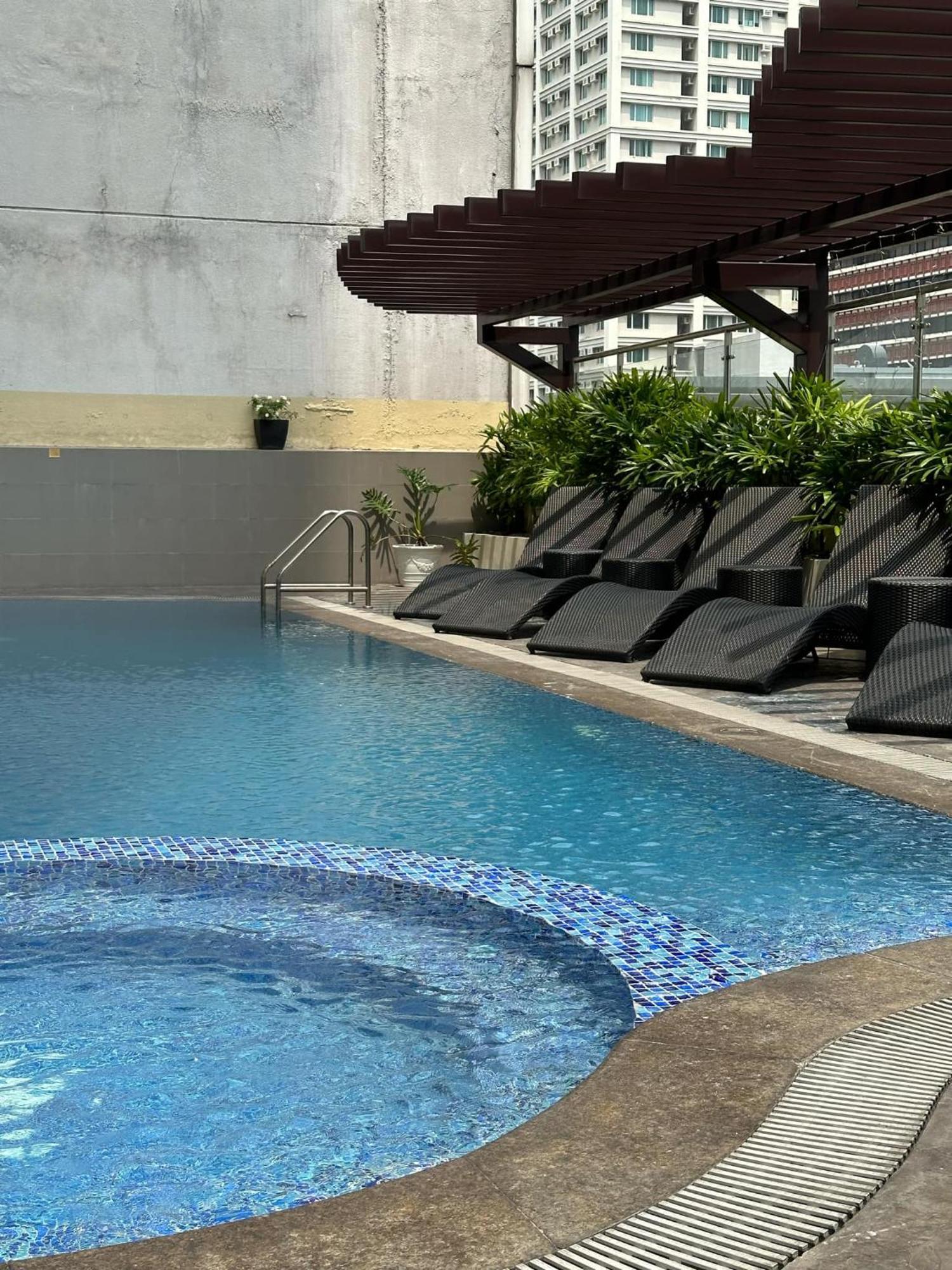 One Bedroom With Balcony By Christine Suites Ph In Greenbelt Radisson Makati City Esterno foto