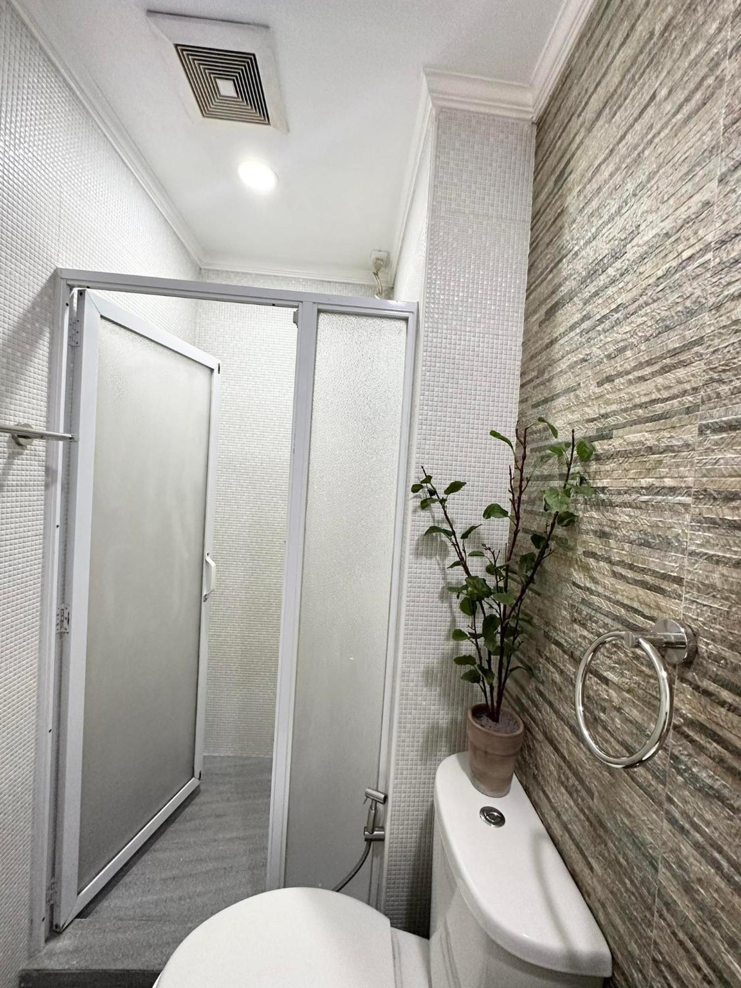 One Bedroom With Balcony By Christine Suites Ph In Greenbelt Radisson Makati City Esterno foto