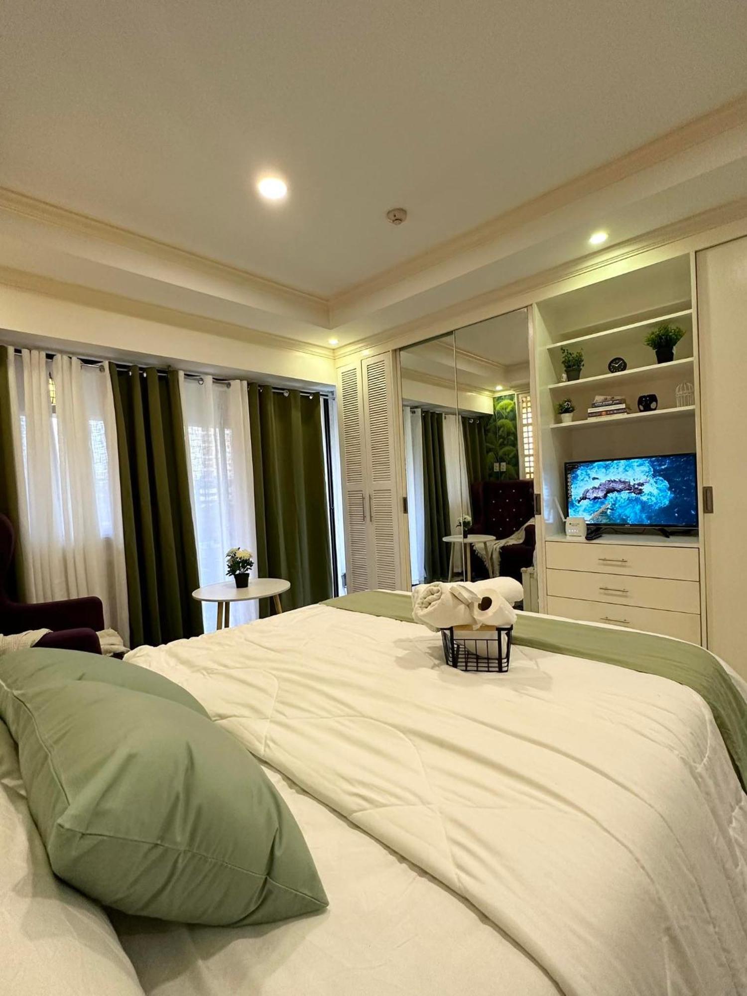 One Bedroom With Balcony By Christine Suites Ph In Greenbelt Radisson Makati City Esterno foto