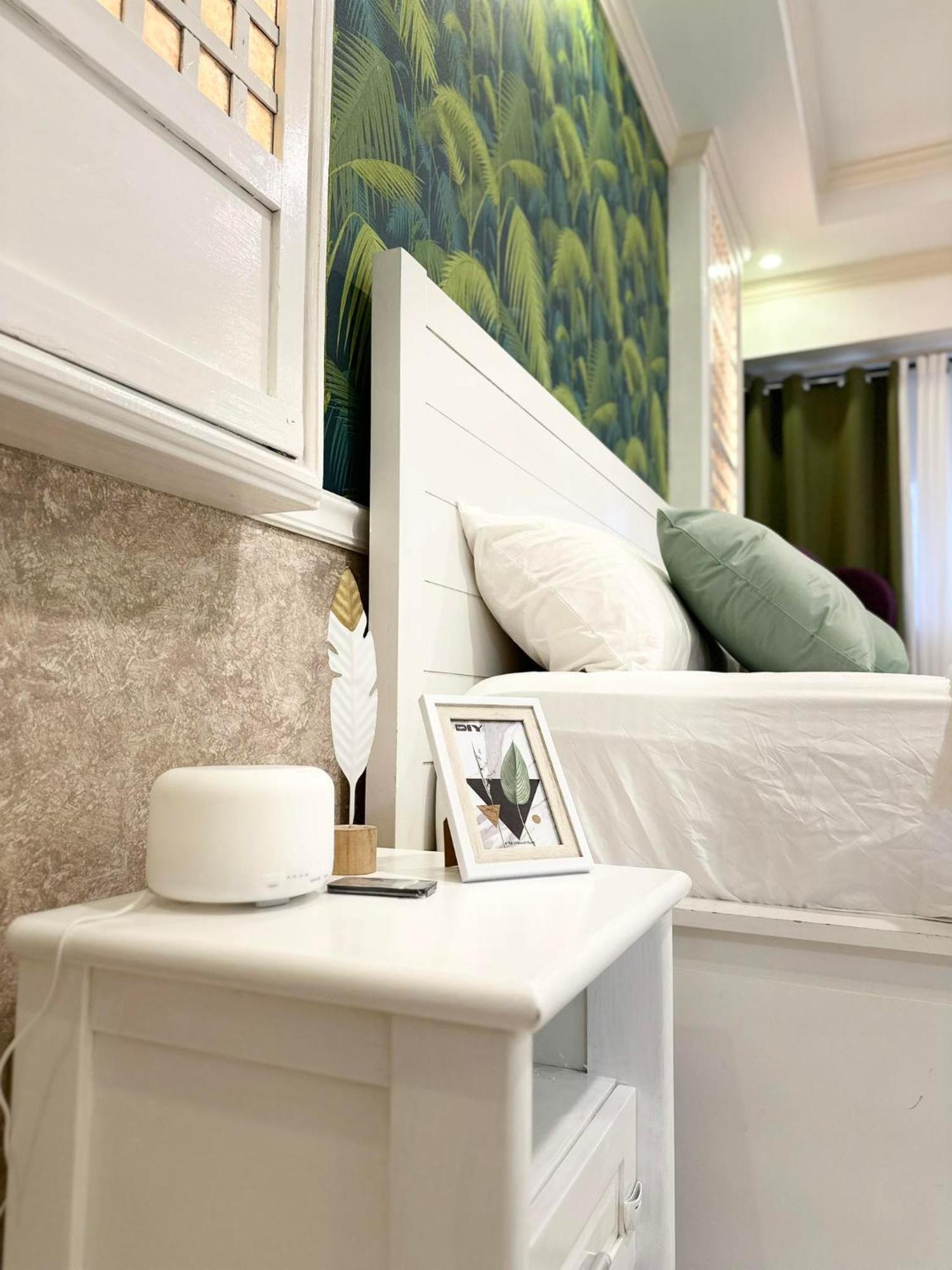 One Bedroom With Balcony By Christine Suites Ph In Greenbelt Radisson Makati City Esterno foto