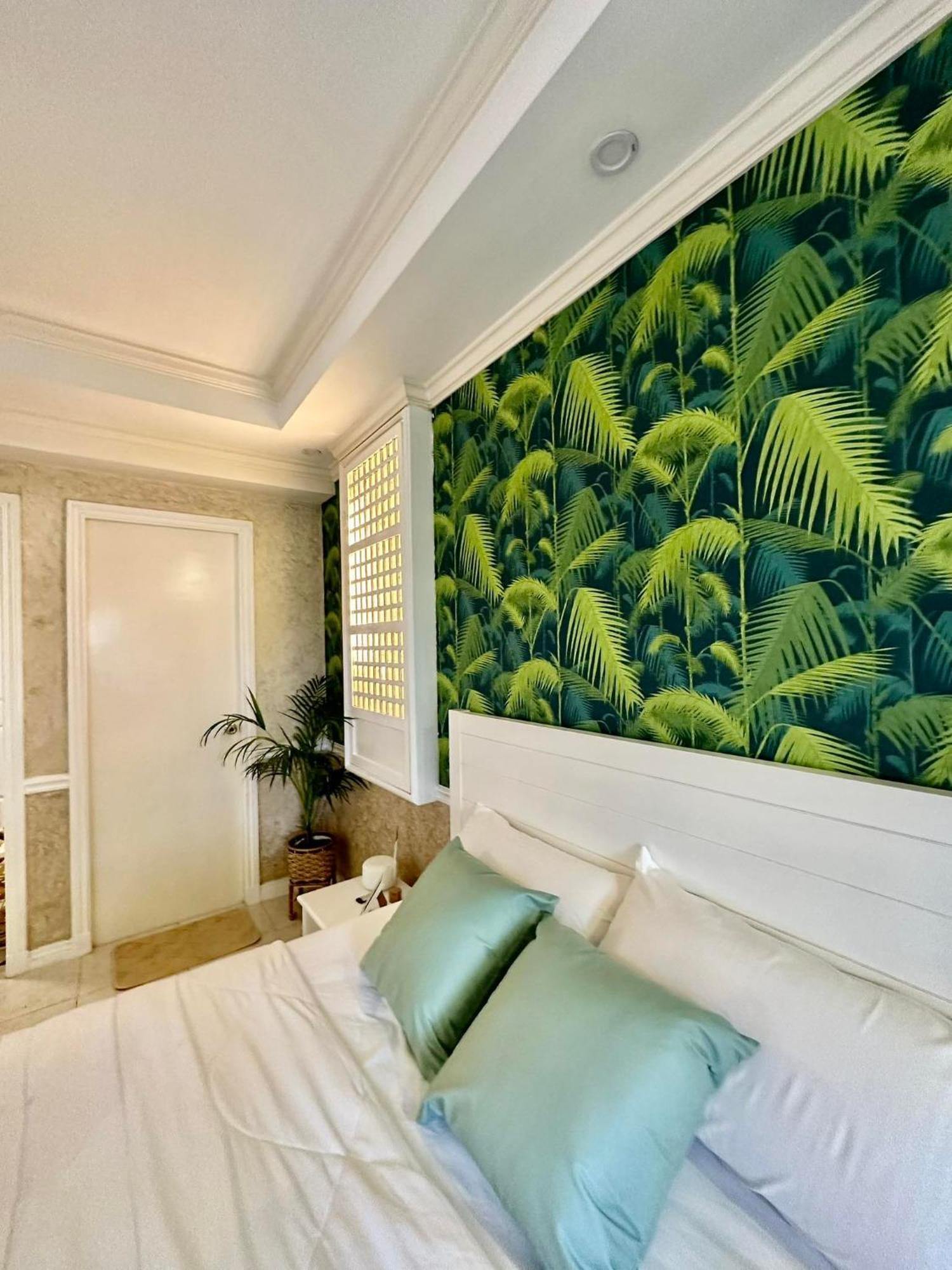 One Bedroom With Balcony By Christine Suites Ph In Greenbelt Radisson Makati City Esterno foto
