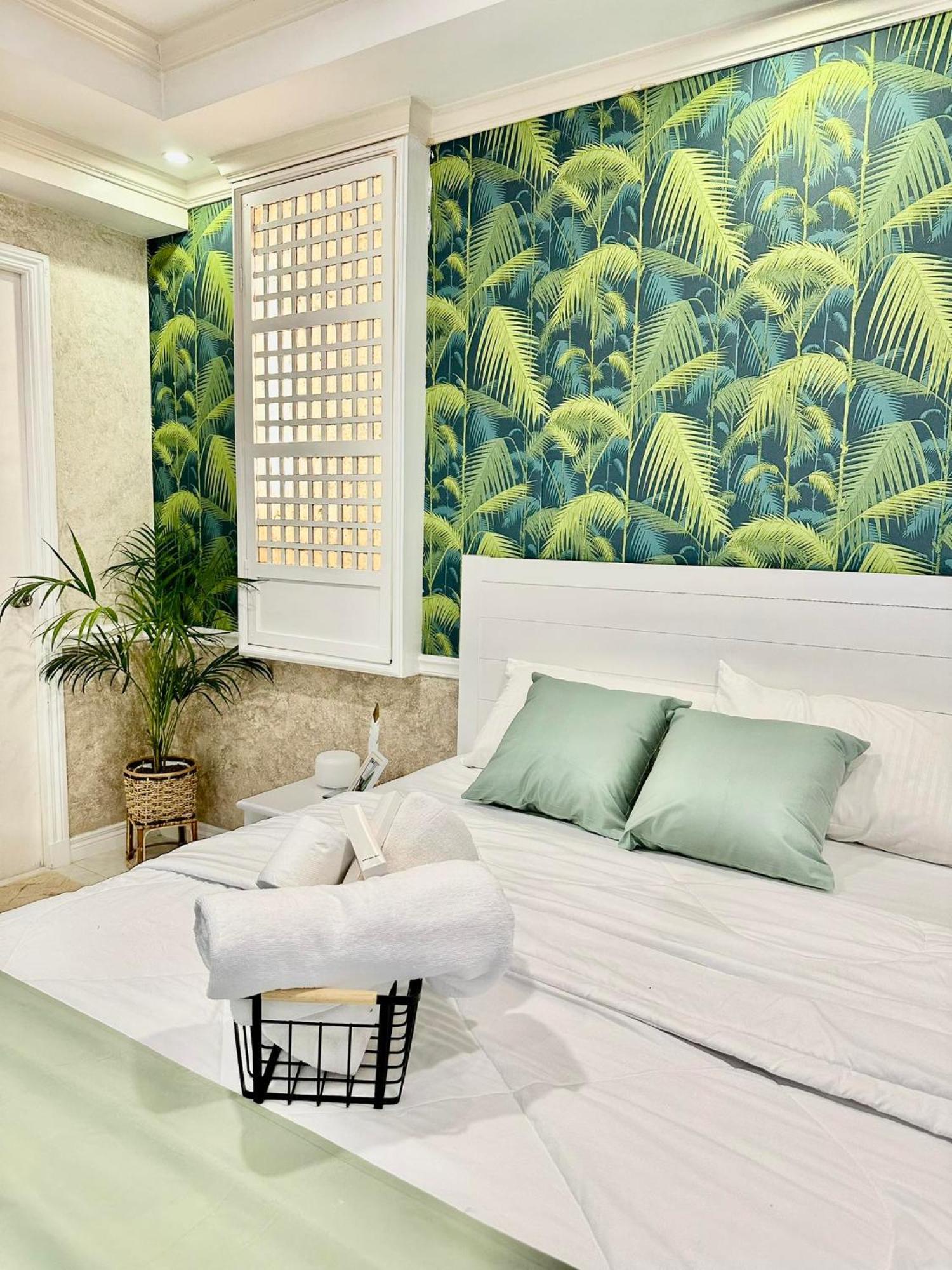 One Bedroom With Balcony By Christine Suites Ph In Greenbelt Radisson Makati City Esterno foto
