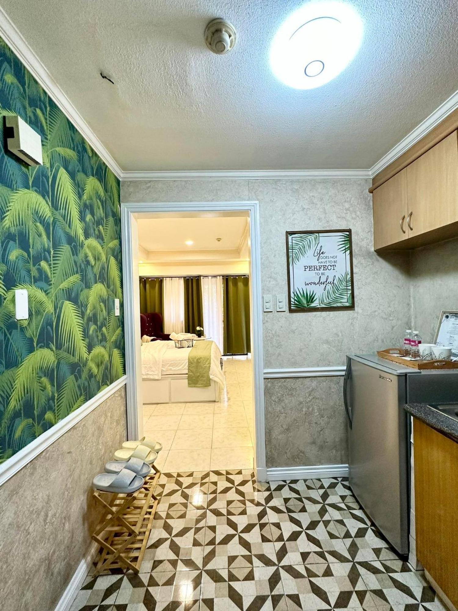 One Bedroom With Balcony By Christine Suites Ph In Greenbelt Radisson Makati City Esterno foto