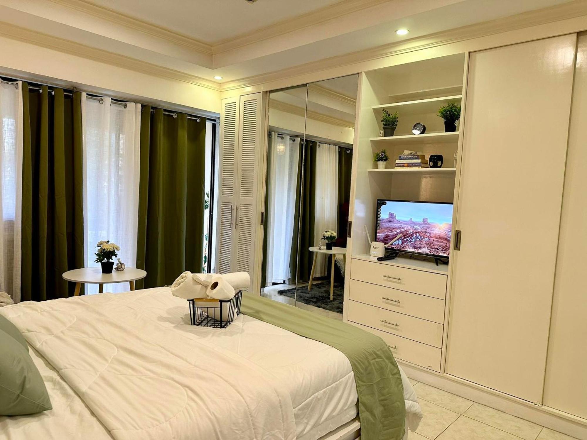 One Bedroom With Balcony By Christine Suites Ph In Greenbelt Radisson Makati City Esterno foto