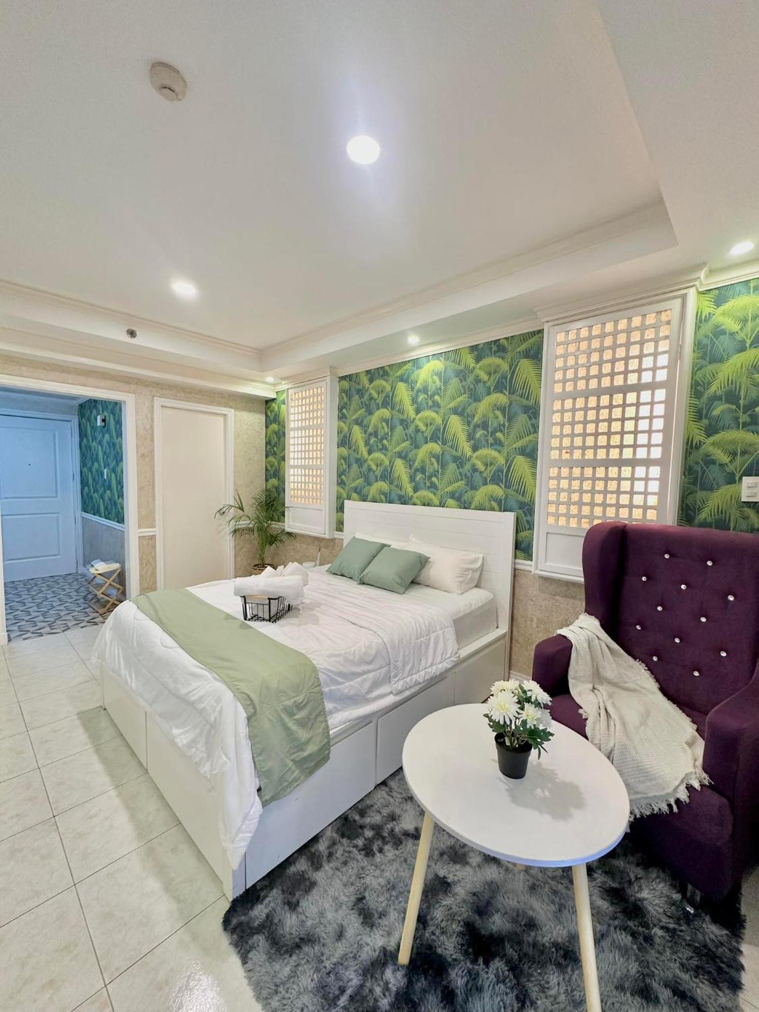 One Bedroom With Balcony By Christine Suites Ph In Greenbelt Radisson Makati City Esterno foto