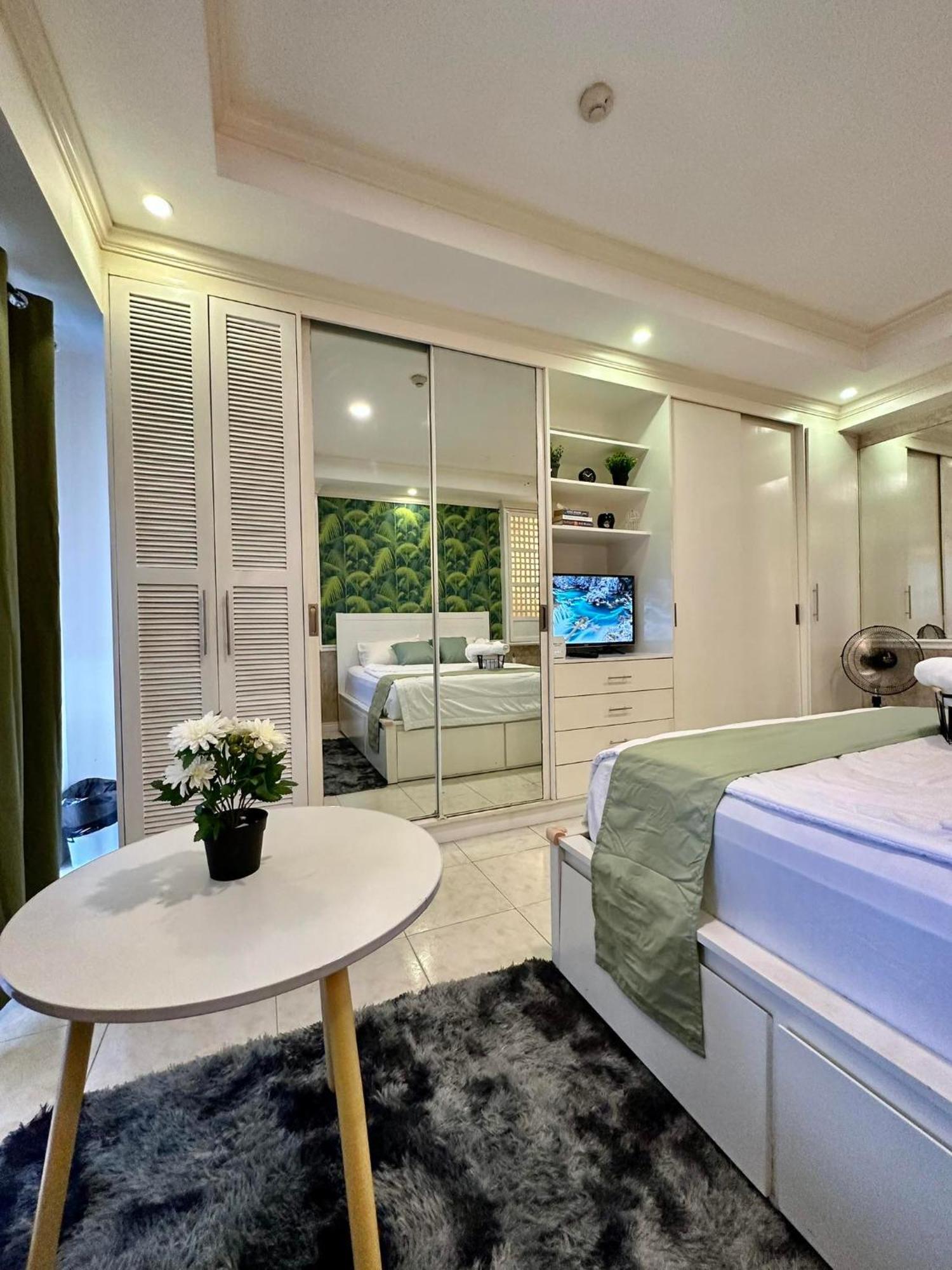 One Bedroom With Balcony By Christine Suites Ph In Greenbelt Radisson Makati City Esterno foto