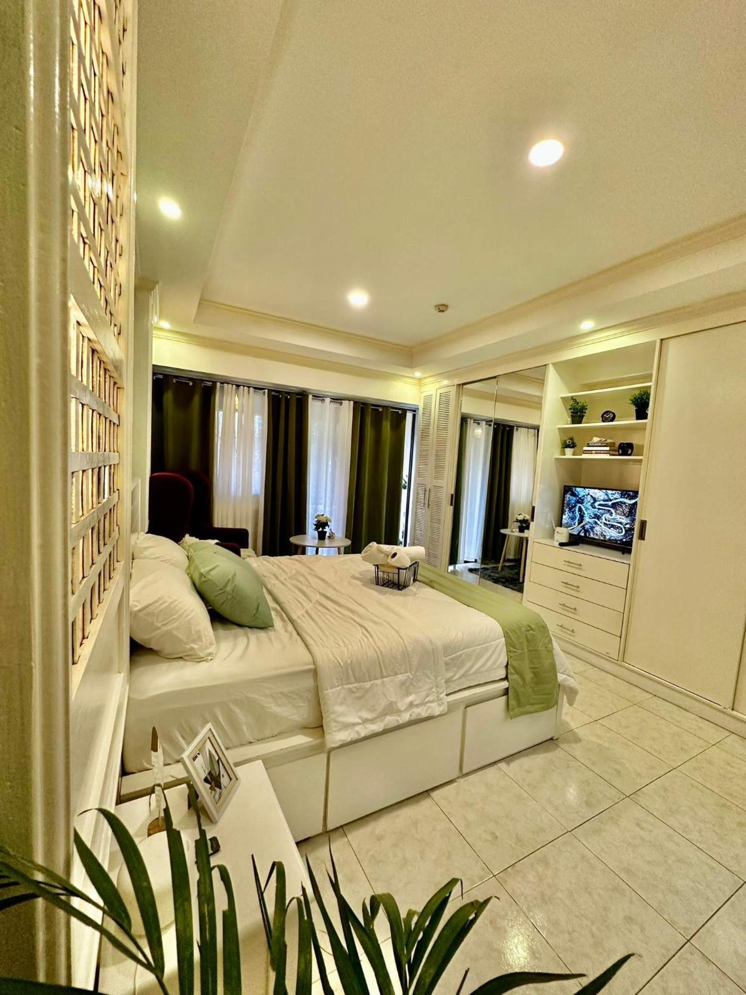 One Bedroom With Balcony By Christine Suites Ph In Greenbelt Radisson Makati City Esterno foto
