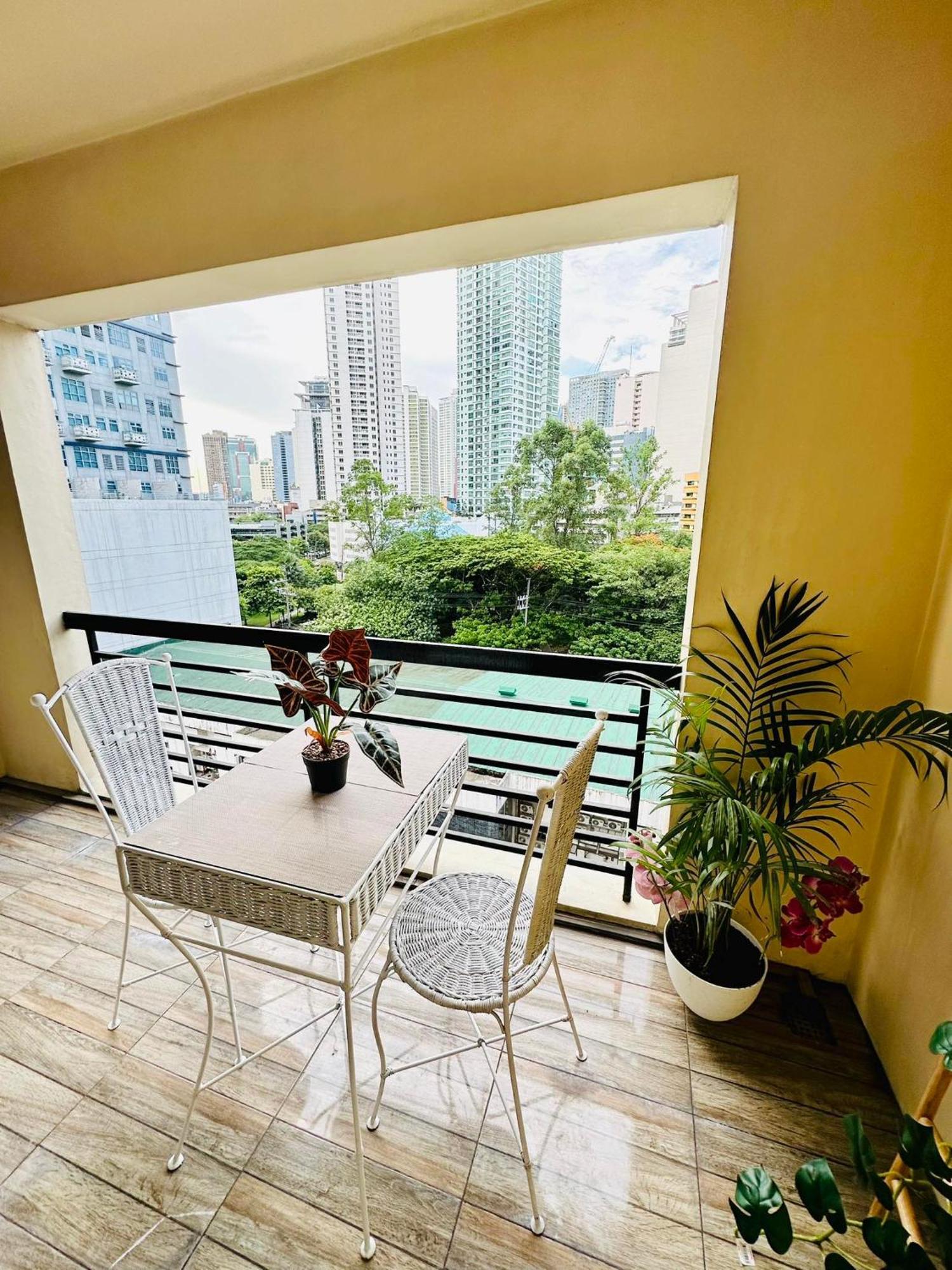 One Bedroom With Balcony By Christine Suites Ph In Greenbelt Radisson Makati City Esterno foto
