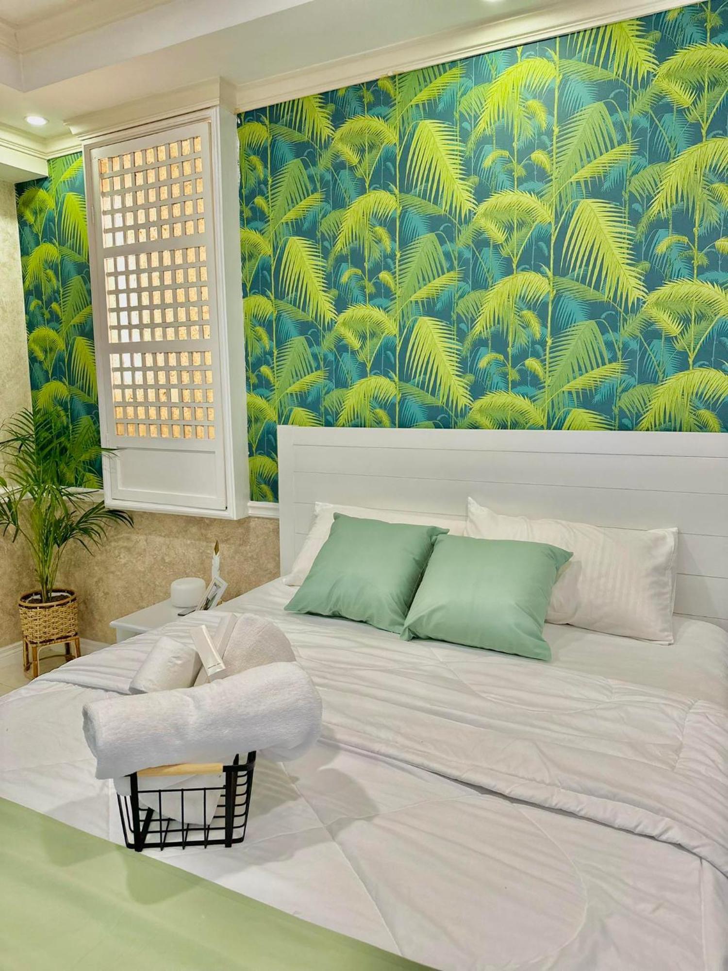 One Bedroom With Balcony By Christine Suites Ph In Greenbelt Radisson Makati City Esterno foto