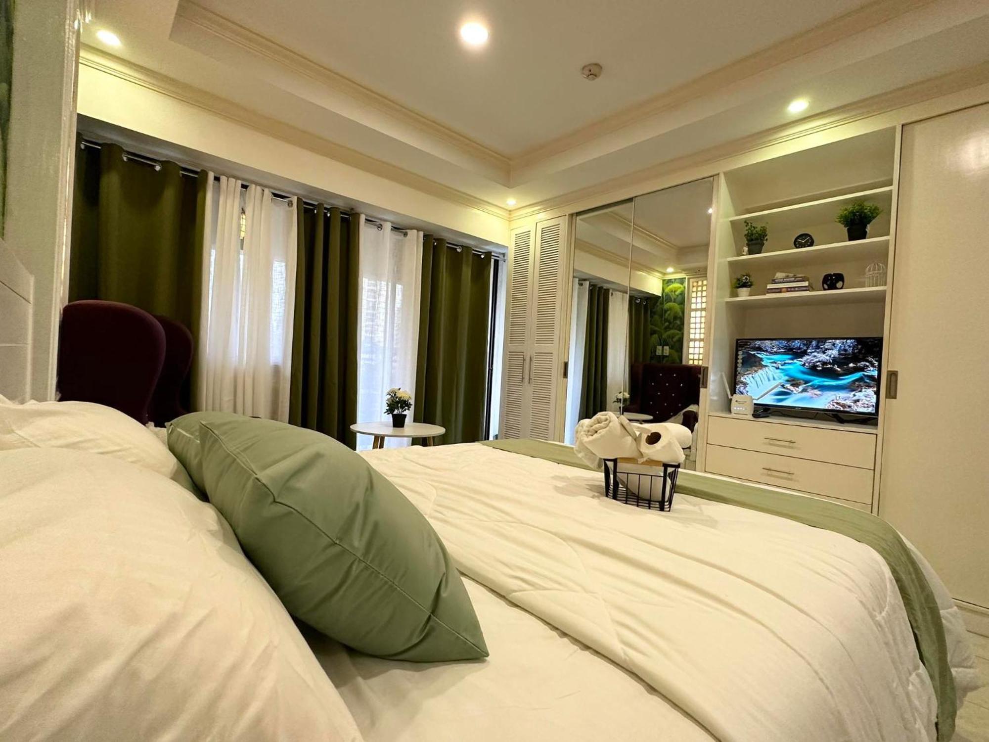 One Bedroom With Balcony By Christine Suites Ph In Greenbelt Radisson Makati City Esterno foto