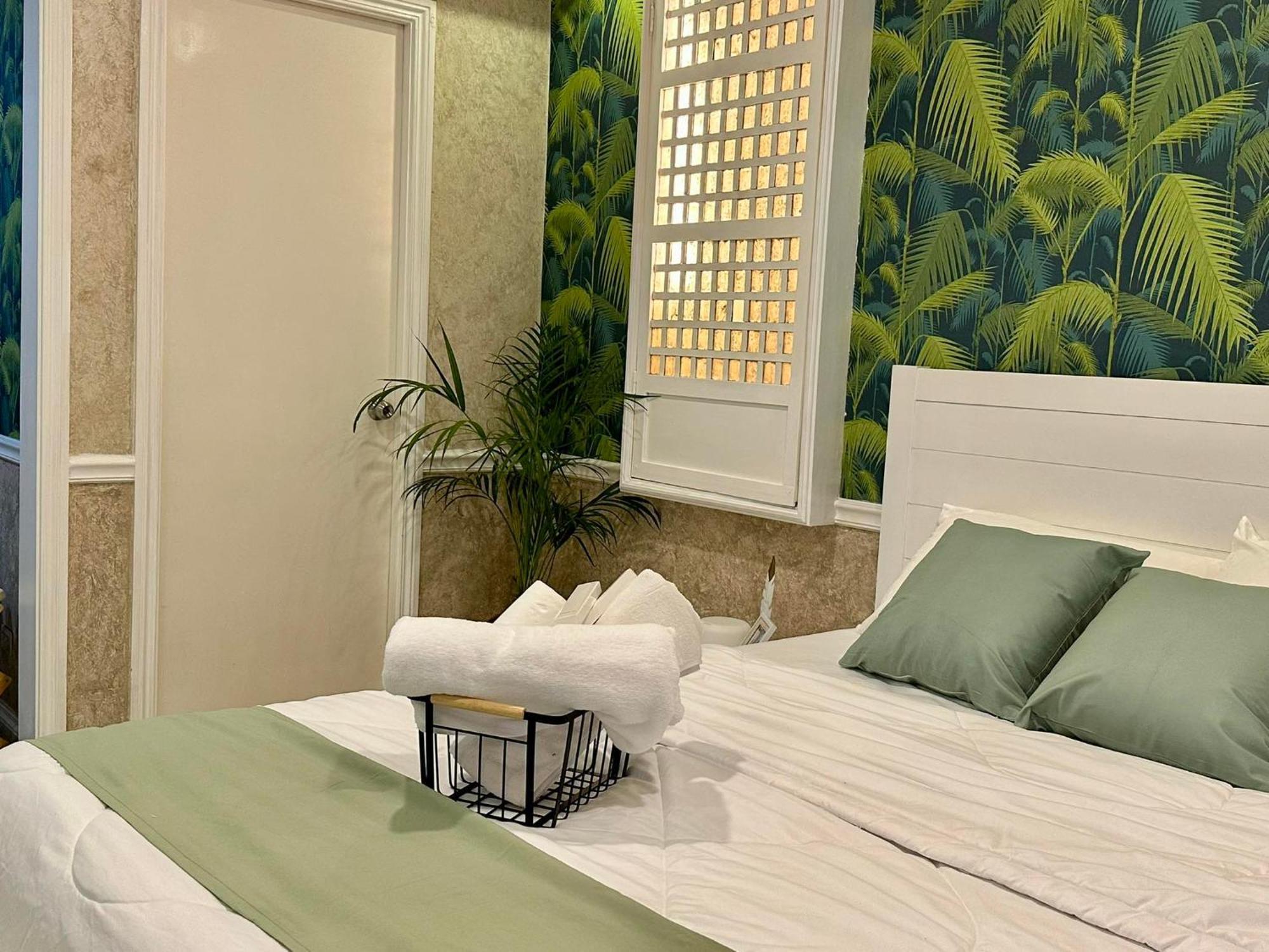 One Bedroom With Balcony By Christine Suites Ph In Greenbelt Radisson Makati City Esterno foto