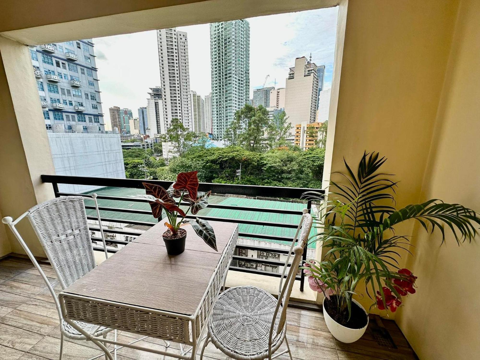 One Bedroom With Balcony By Christine Suites Ph In Greenbelt Radisson Makati City Esterno foto