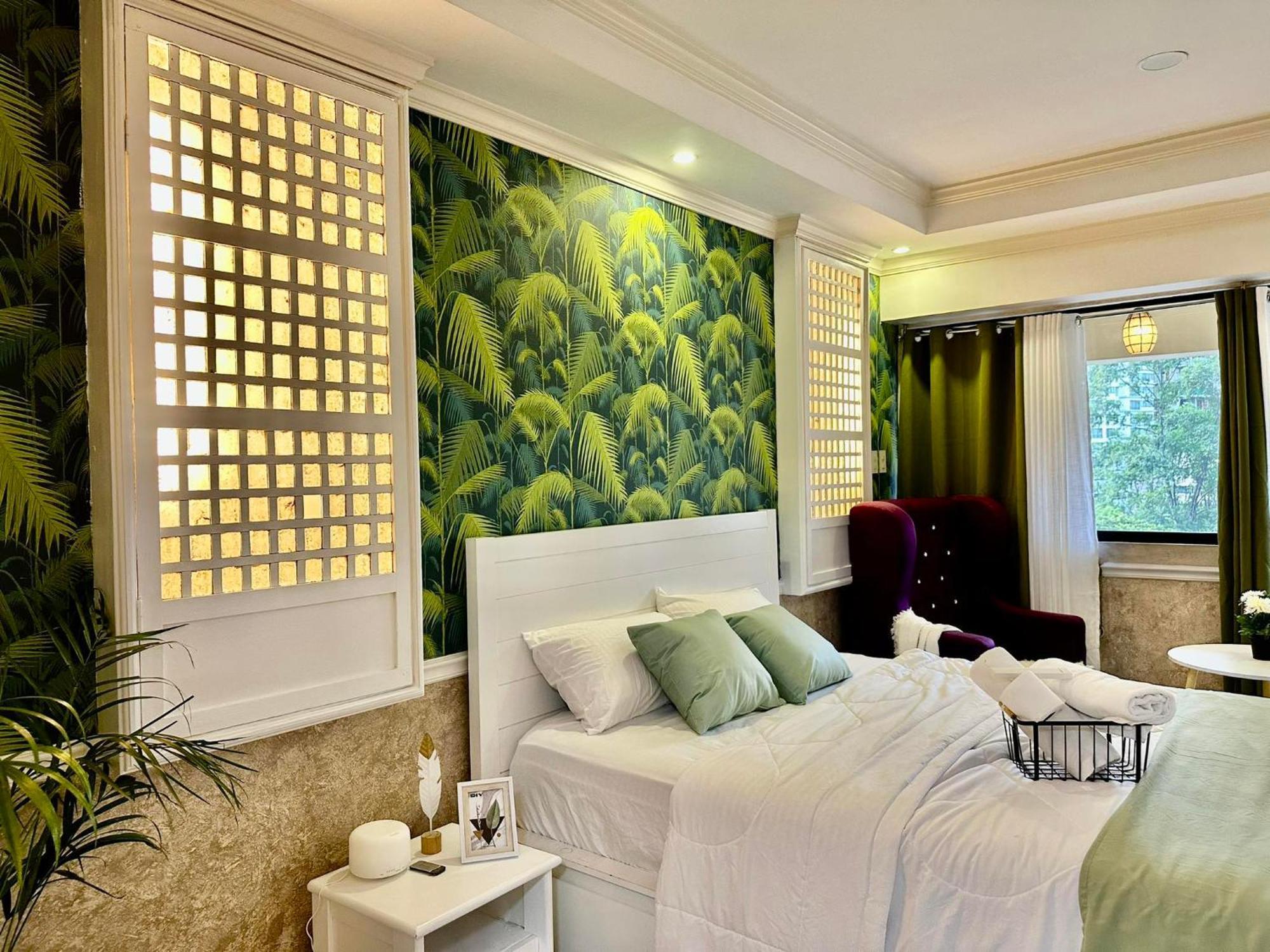 One Bedroom With Balcony By Christine Suites Ph In Greenbelt Radisson Makati City Esterno foto