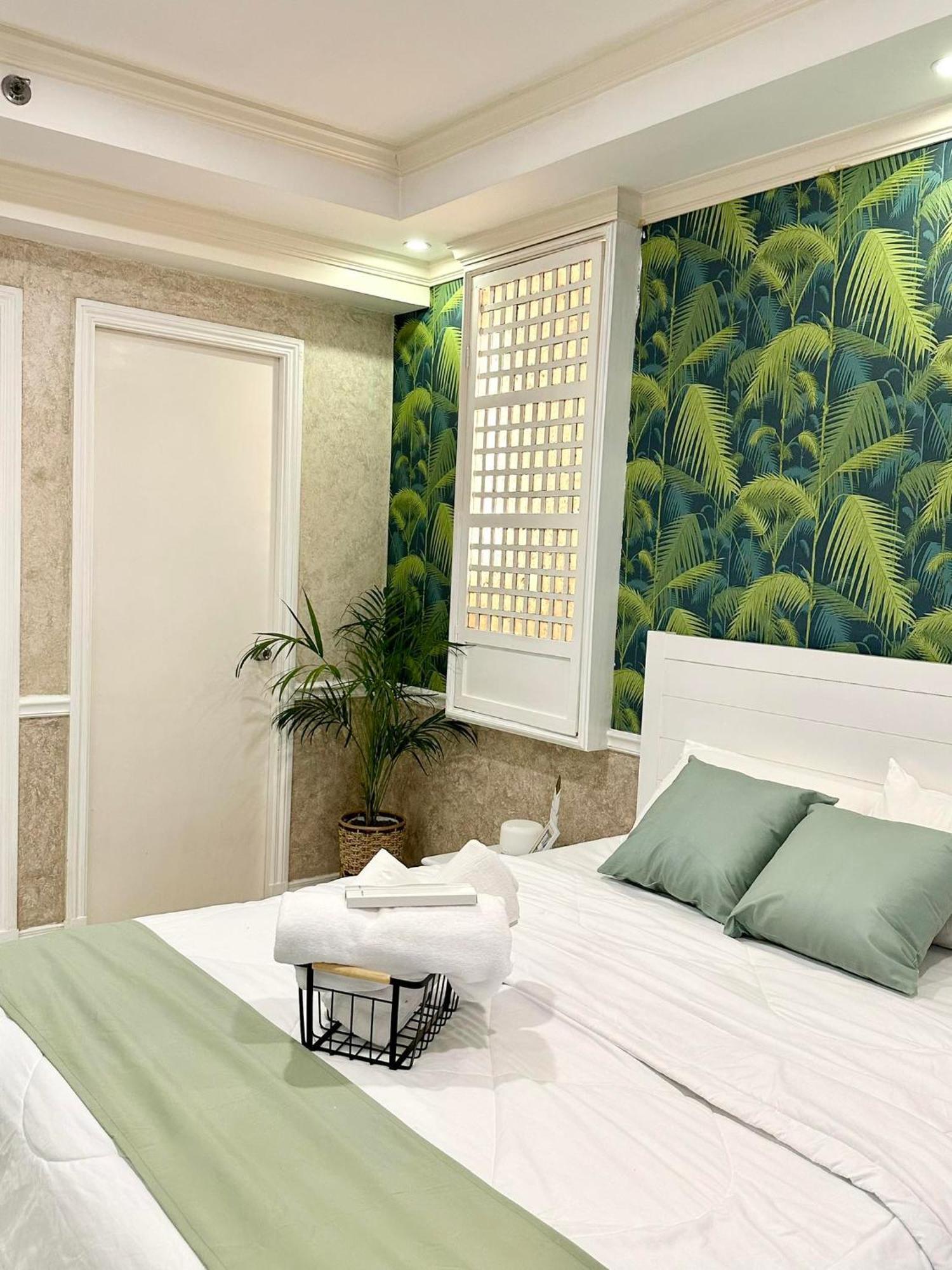 One Bedroom With Balcony By Christine Suites Ph In Greenbelt Radisson Makati City Esterno foto