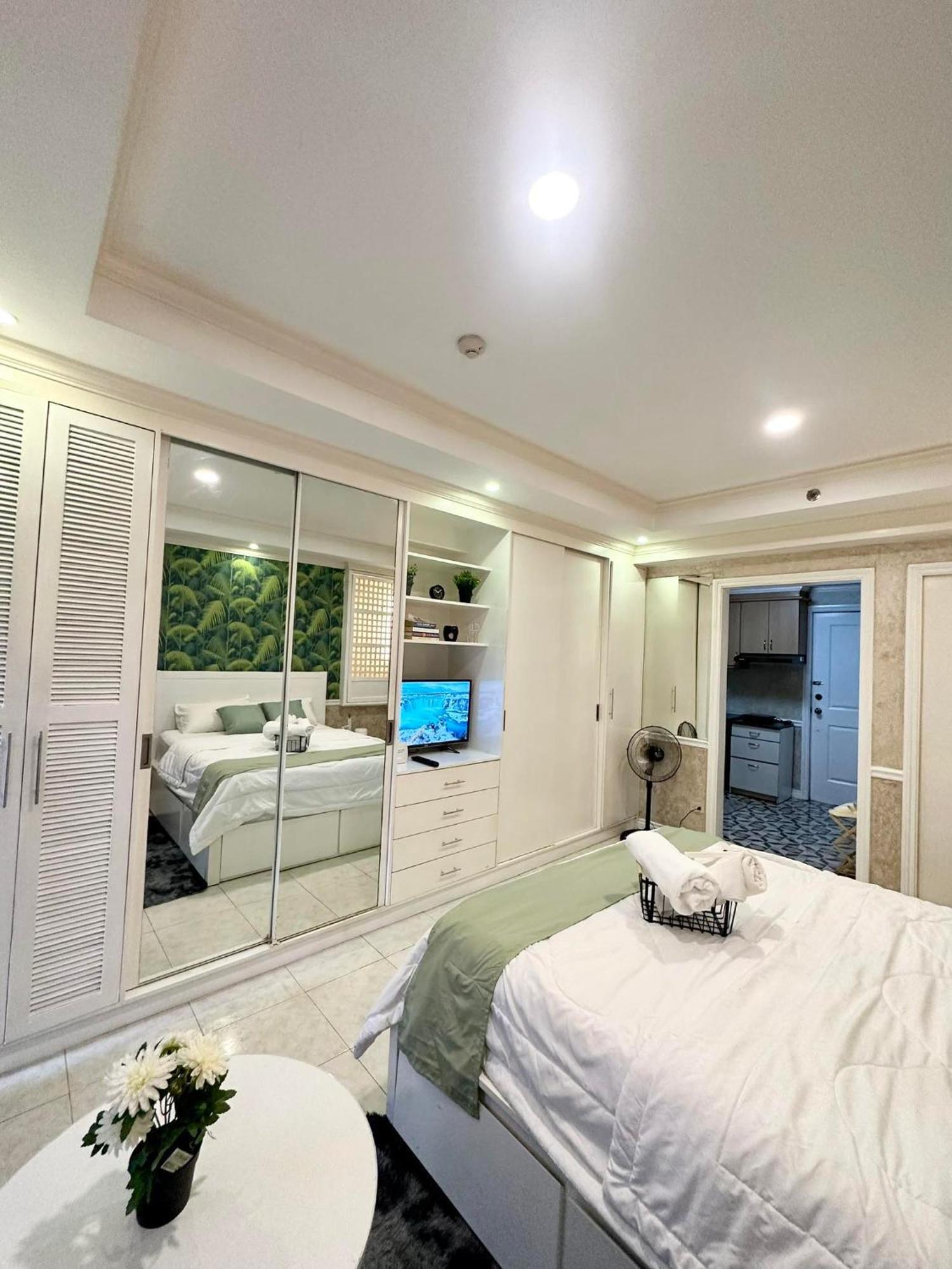 One Bedroom With Balcony By Christine Suites Ph In Greenbelt Radisson Makati City Esterno foto