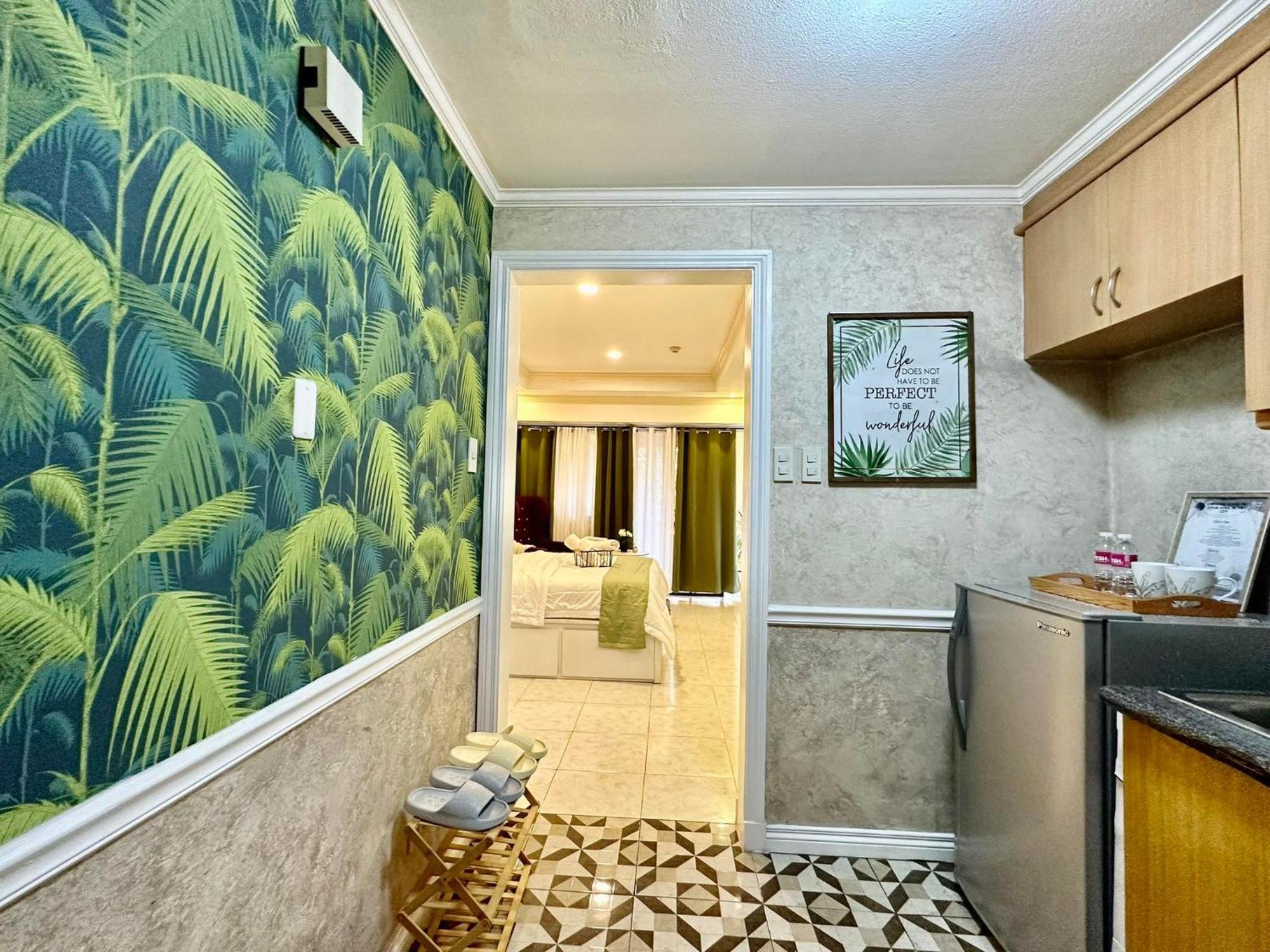 One Bedroom With Balcony By Christine Suites Ph In Greenbelt Radisson Makati City Esterno foto