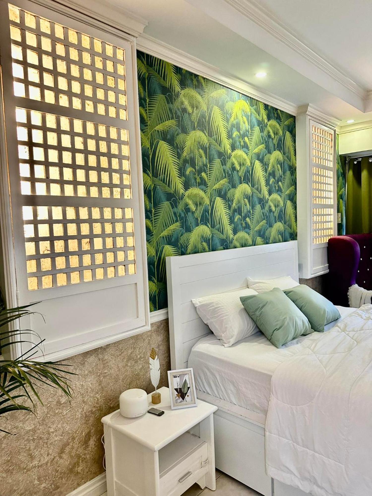 One Bedroom With Balcony By Christine Suites Ph In Greenbelt Radisson Makati City Esterno foto