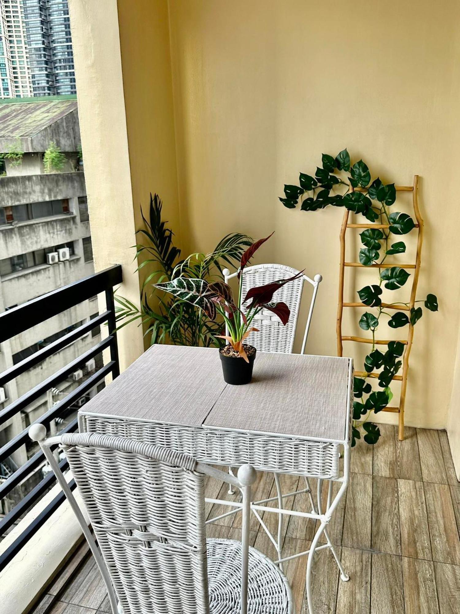 One Bedroom With Balcony By Christine Suites Ph In Greenbelt Radisson Makati City Esterno foto