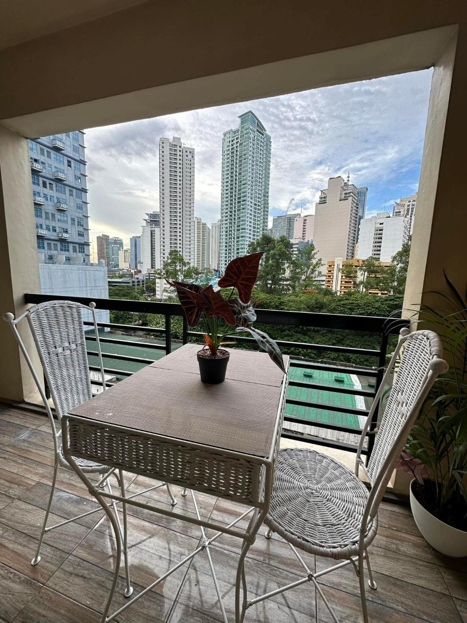 One Bedroom With Balcony By Christine Suites Ph In Greenbelt Radisson Makati City Esterno foto