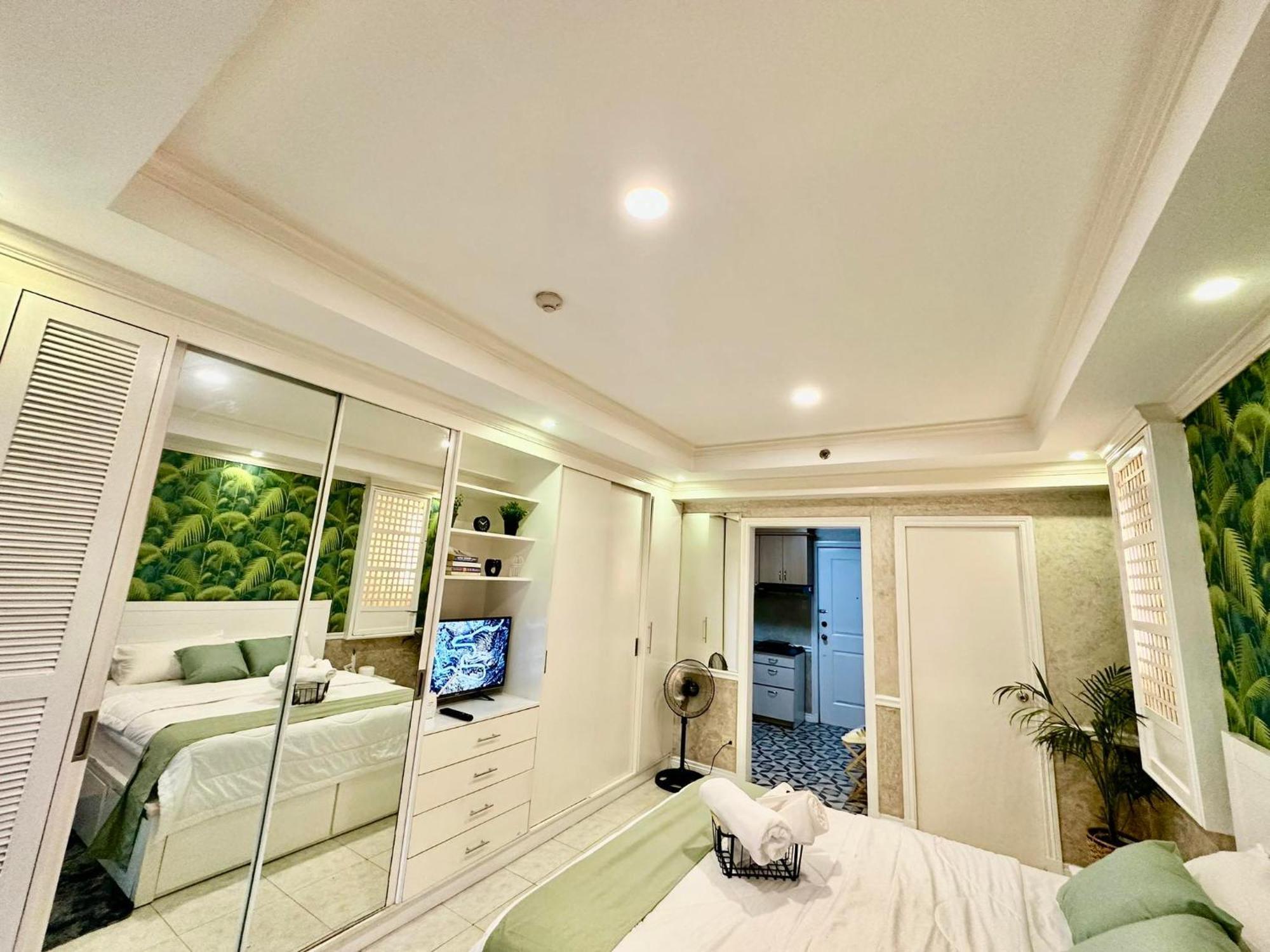 One Bedroom With Balcony By Christine Suites Ph In Greenbelt Radisson Makati City Esterno foto