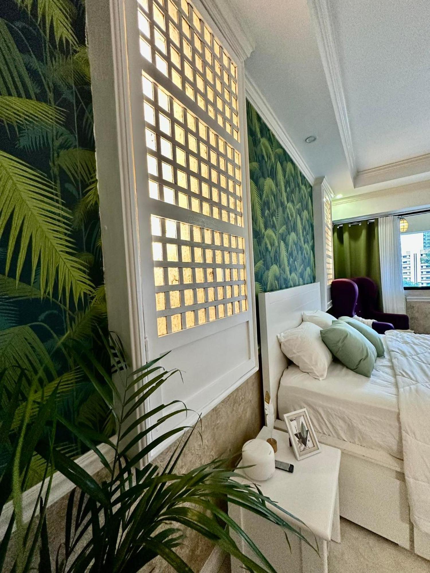 One Bedroom With Balcony By Christine Suites Ph In Greenbelt Radisson Makati City Esterno foto